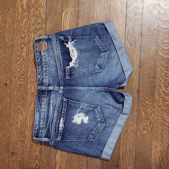 Gently Preworn Pair Distressed Hidden Jeans Denim Shorts Size Small - Picture 2 of 7